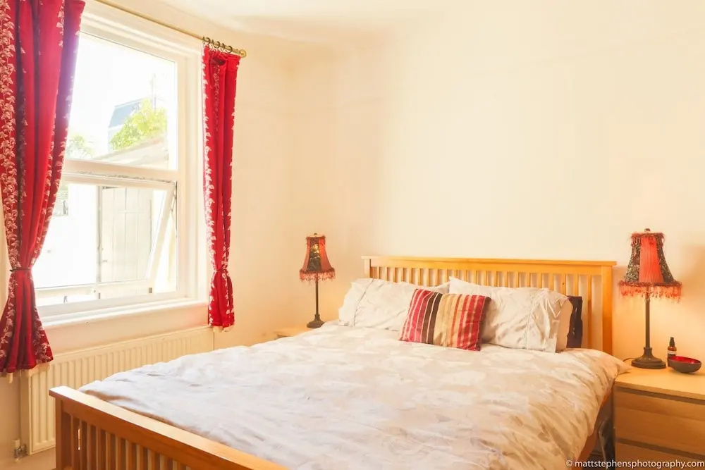 Bright and Spacious 1 Bedroom Flat With Garden