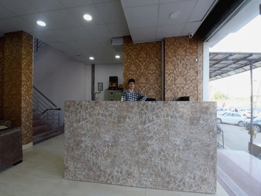 OYO 23606 Hotel Danaria