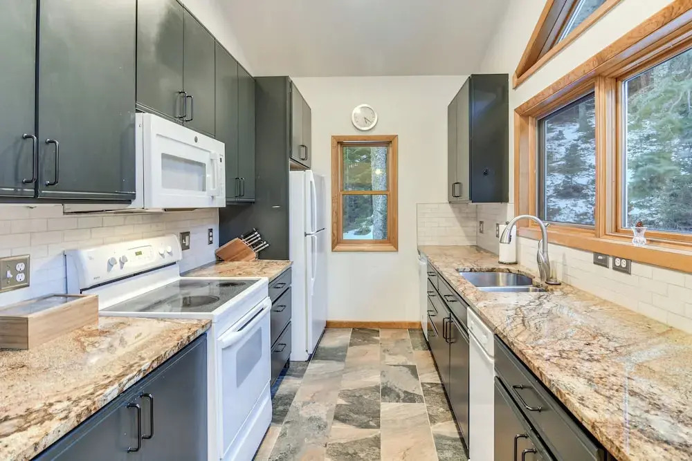Scenic Creekside Retreat! Rocky Mountain Cabin