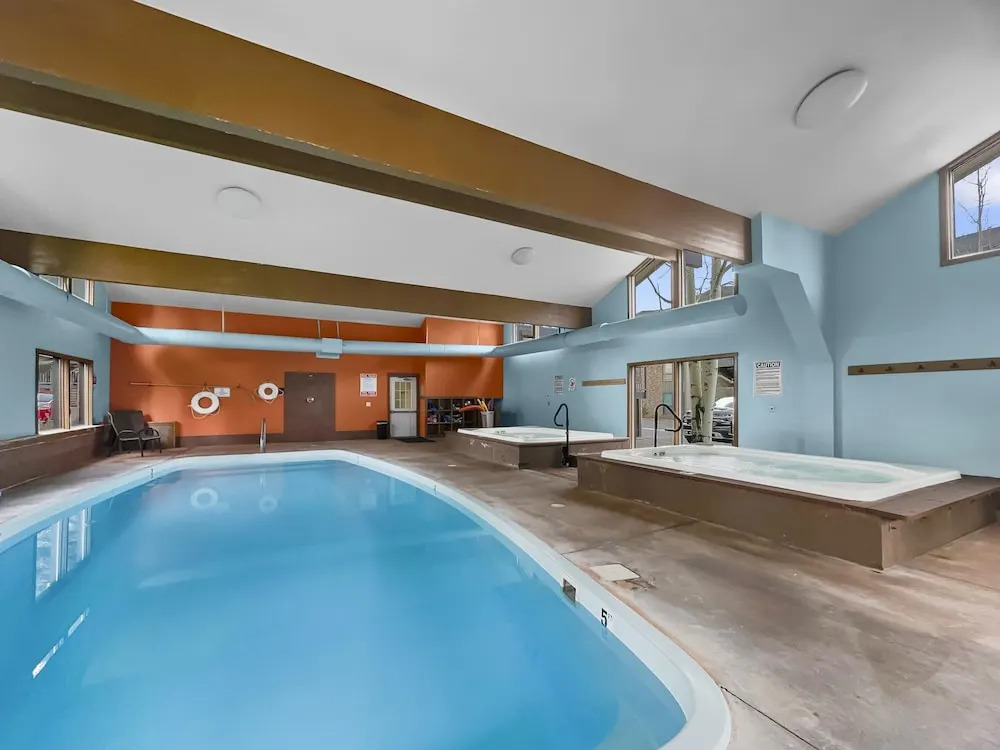 A304 Lake Cliffe 2 Bedroom Condo by RedAwning