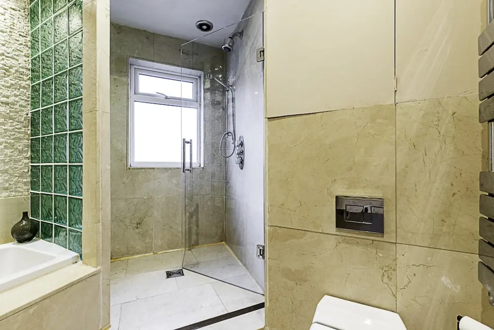 Gorgeous 4-bed Home With a Fireplace and Terrace