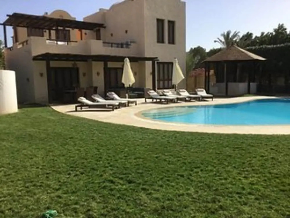 Villa - Sleeps 6 - Heated Pool - Garden - Parking