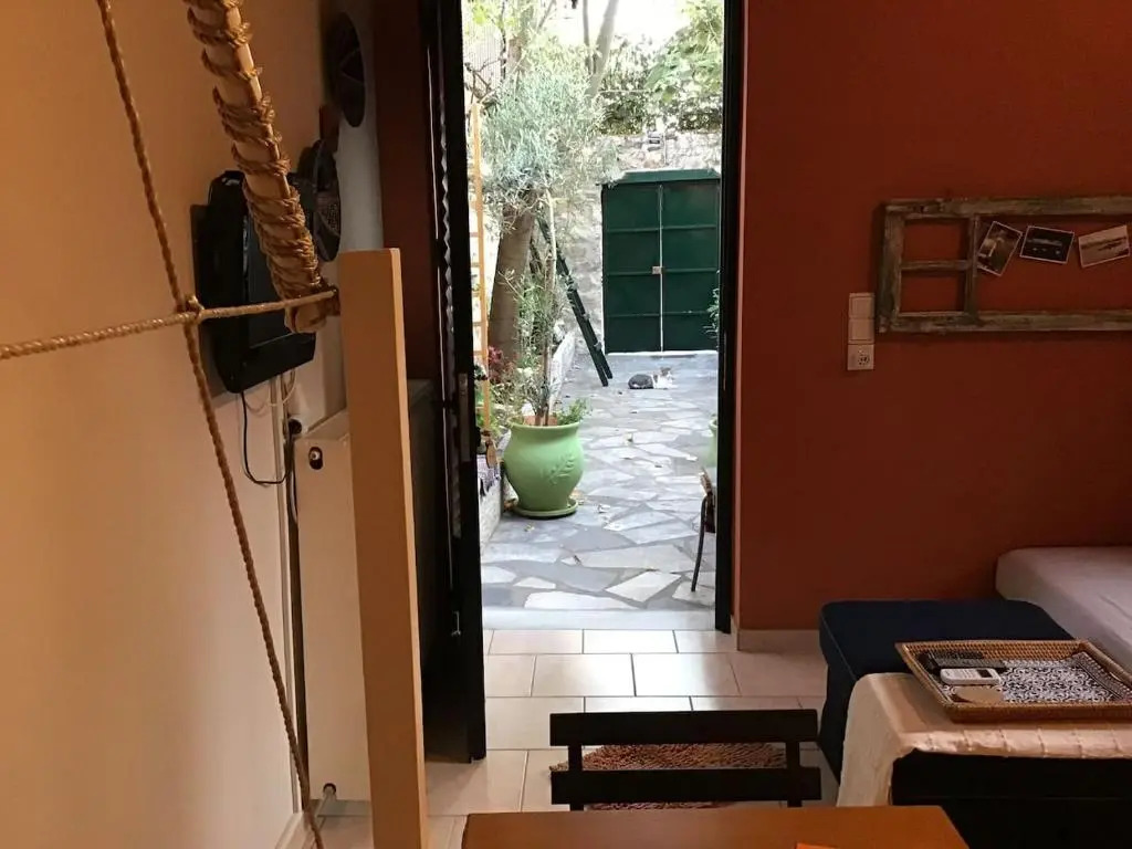 Cozy Central Courtyard Home (By The Lake)