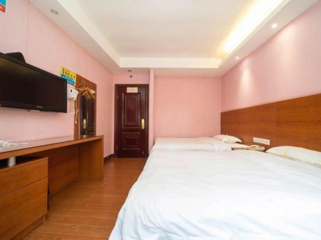 Huating Holiday Hotel (Qingyuan No.2 Middle School)