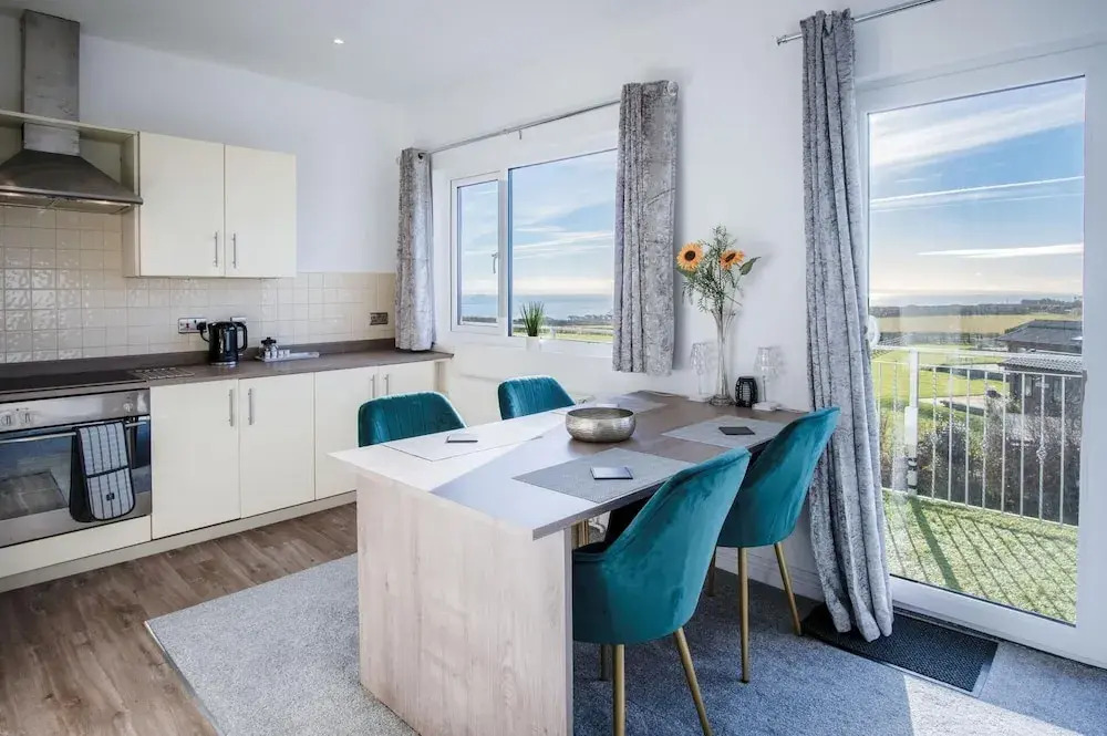 The Penthouse - 1 Bedroom Apartment - Ocean Breeze