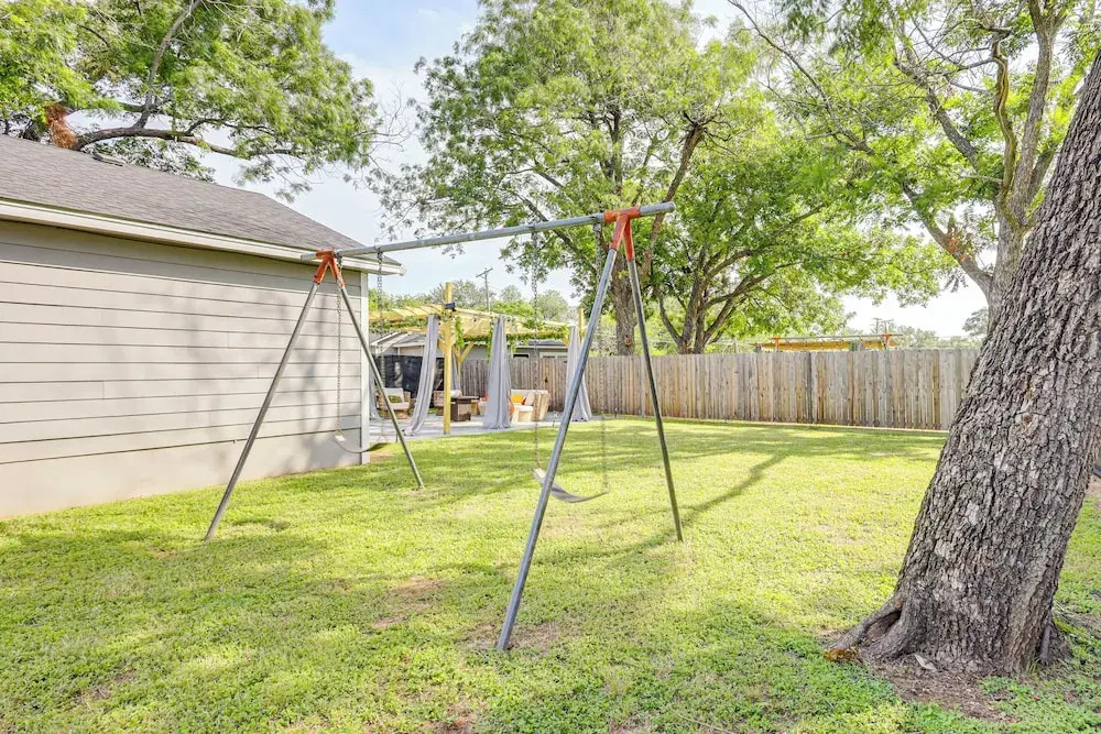 2 Mi to Dtwn: Stylish Family Home in Waco!
