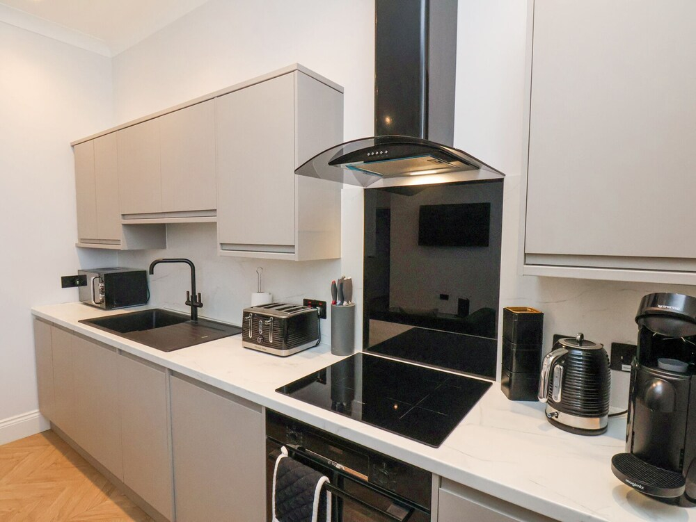 The Salisbury Sleeps 4 Classic Apartment