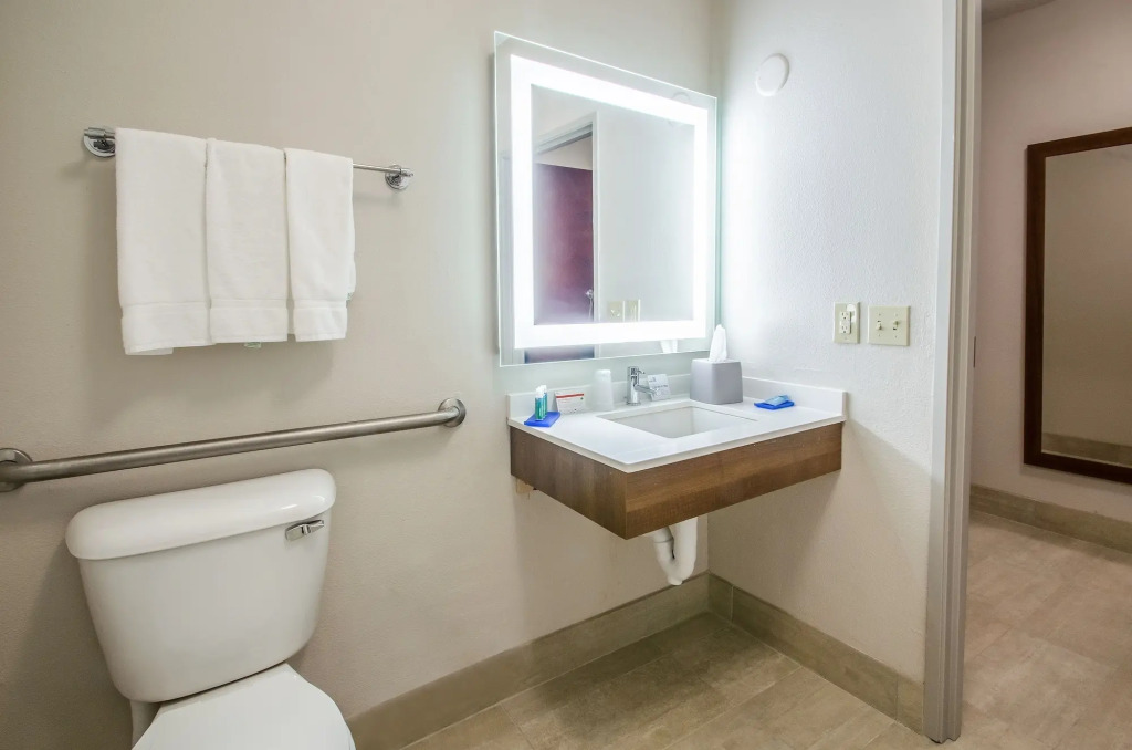 Holiday Inn Express & Suites - Olathe South by IHG