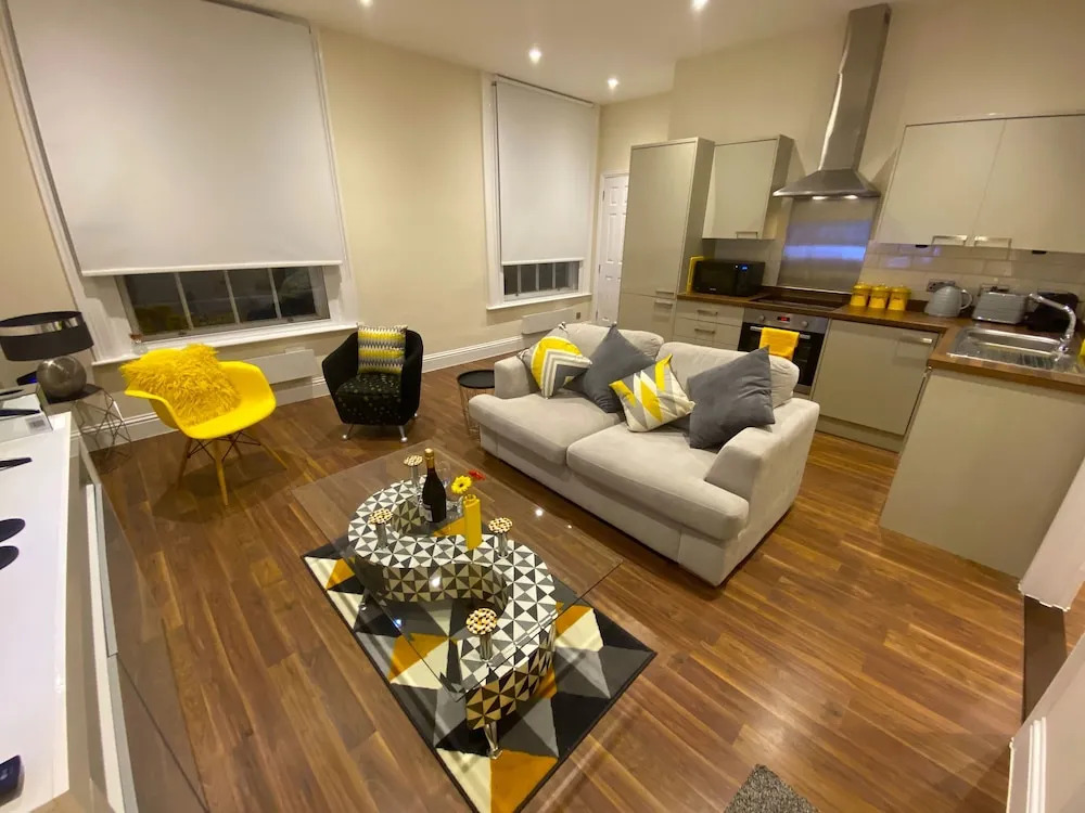 Luxury High Street Apartment
