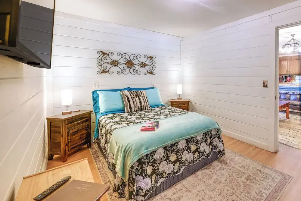 Rustic Cabin w/ Patio: 8 Mi to Kings Canyon Park