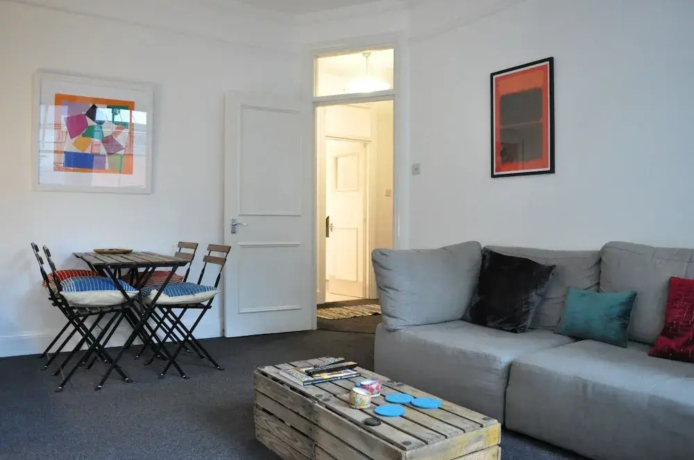 Bright 1 Bedroom Apartment in Great Location