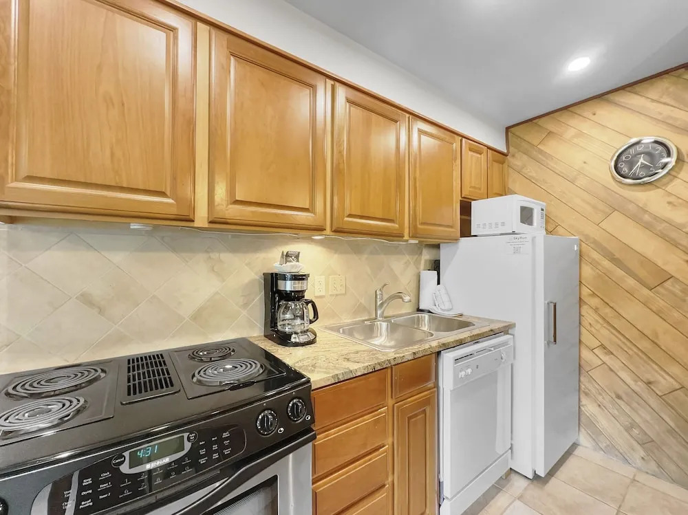 Studio with Prime Location in Heart of Center Village - CJ303 by Redawning