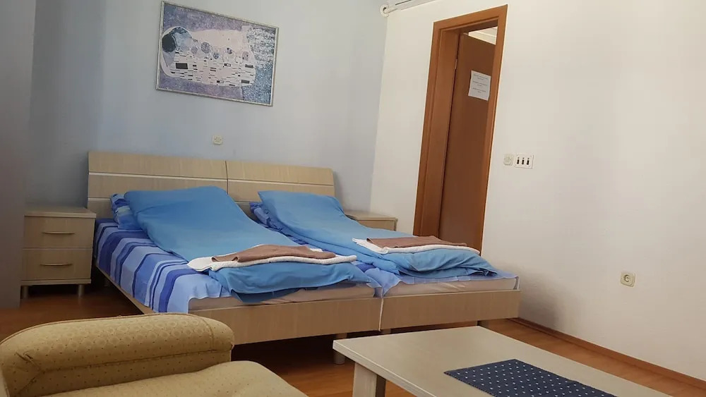 Luccia Apartments-Guesthouse Laguna