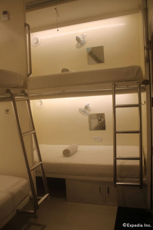 Tambayan Capsule Hostel & Bar