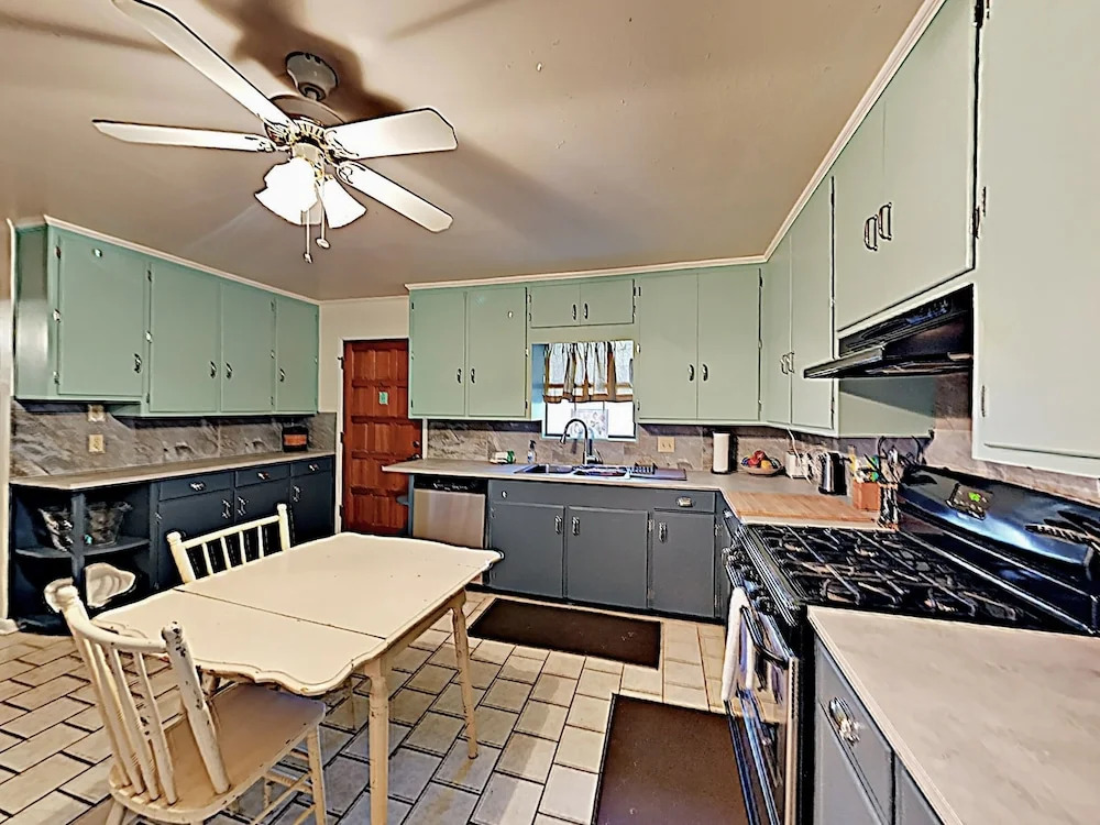 Private Beach Direct Water Views 4BR by RedAwning