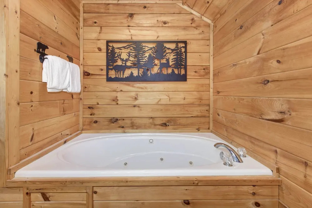 Hidden Haven Log Cabin w/ Private Hot Tub