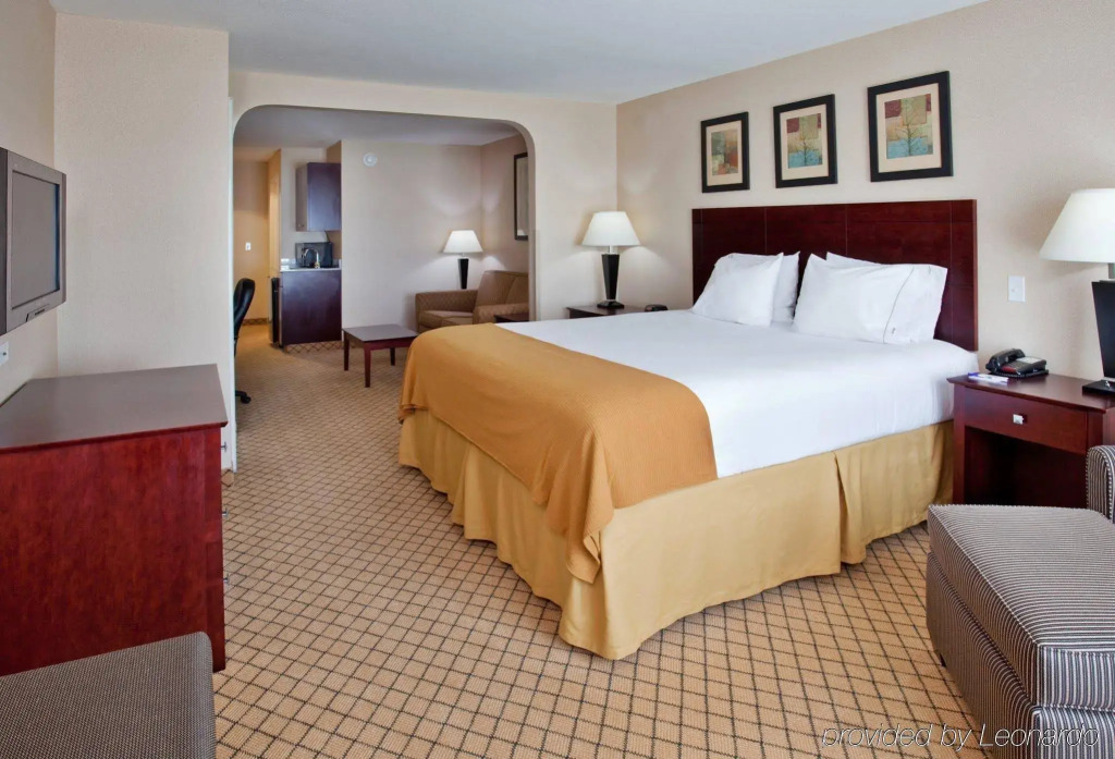 Holiday Inn Express Hotel & Suites Wichita Airport by IHG