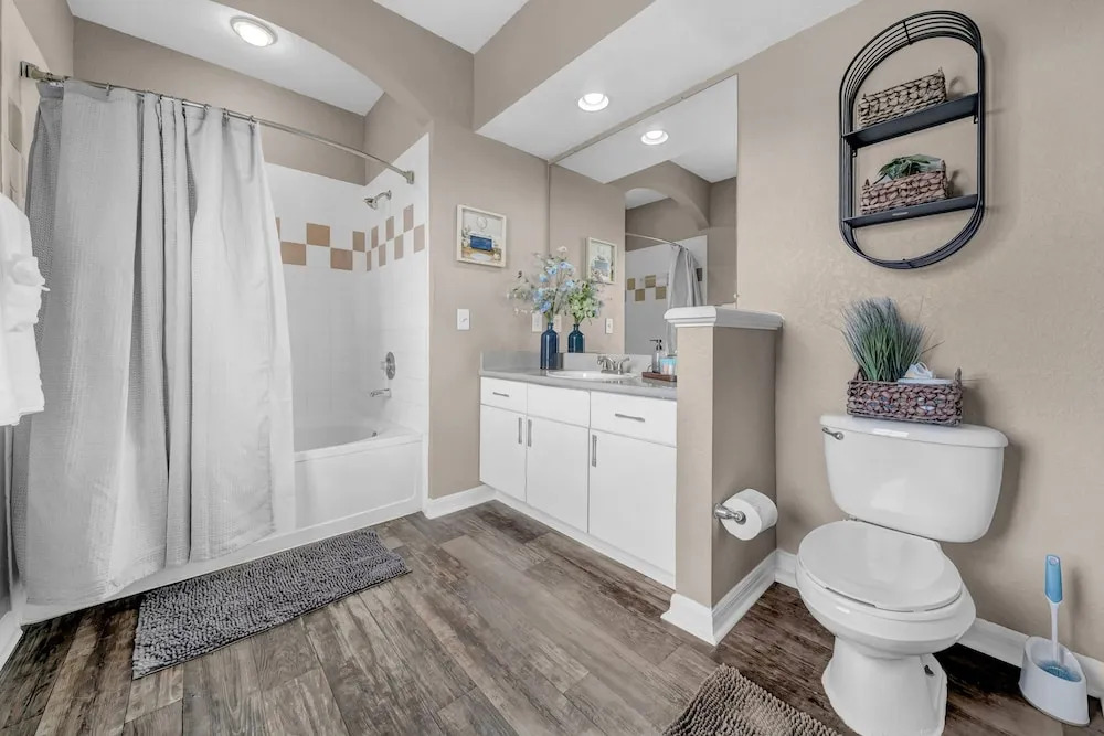 Vibrant 2BR 2BA w King Bed Pool Gym 11