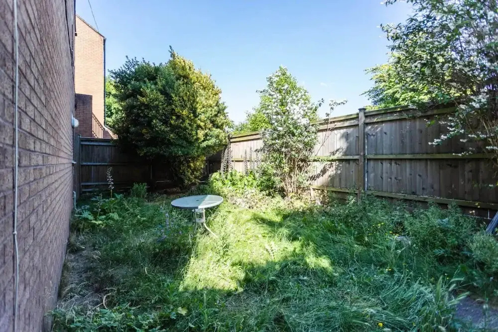 Homely 2 Bedroom House in Kennington With Garden