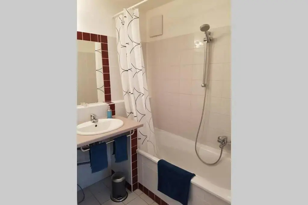 Bright Apartment in Hip & High Quality Neighborhood