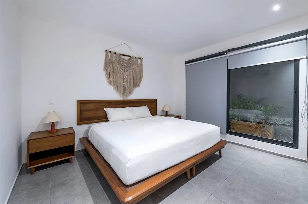 2 Br. Apt W/amazing Natural Lighting&location