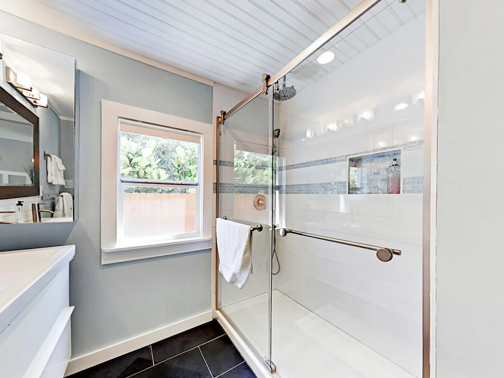 305 SE 12th Home 2 Bedrooms 1 Bathroom Home
