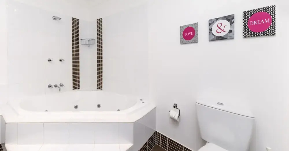 Khione 1 - Modern & spacious with views towards Lake Jindabyne & the mountains beyond