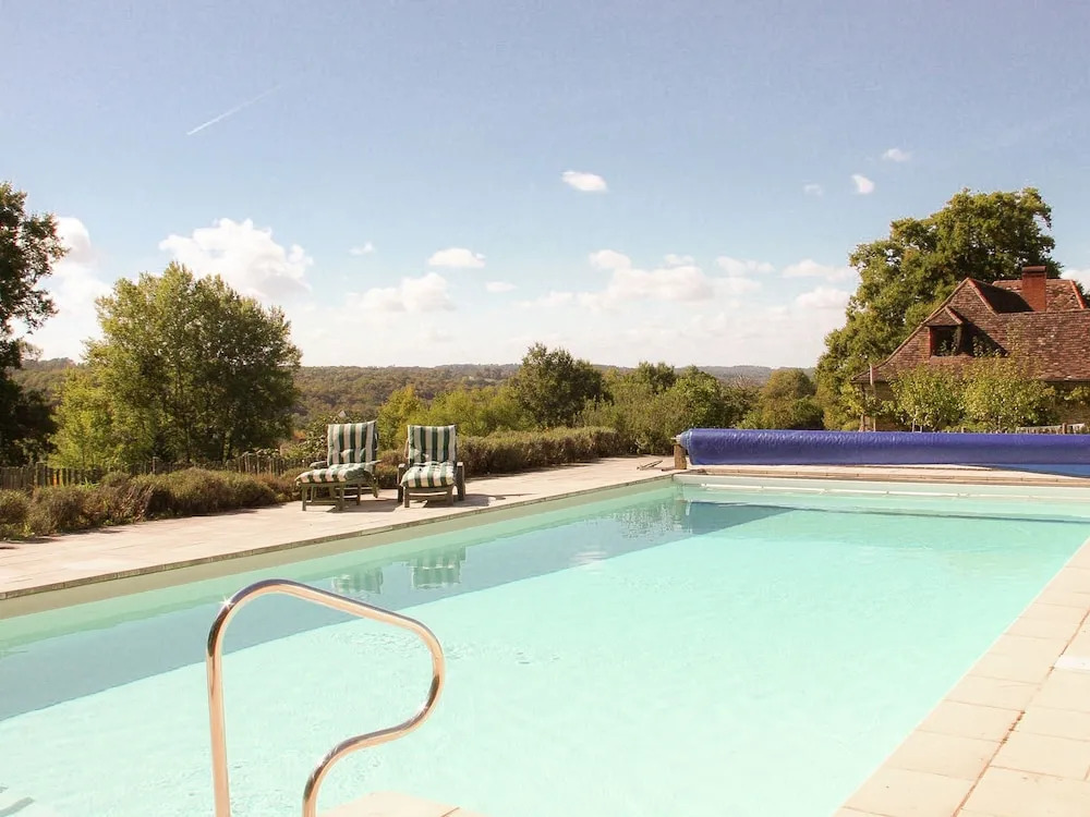 Exquisite Holiday Home in Issac With Swimming Pool