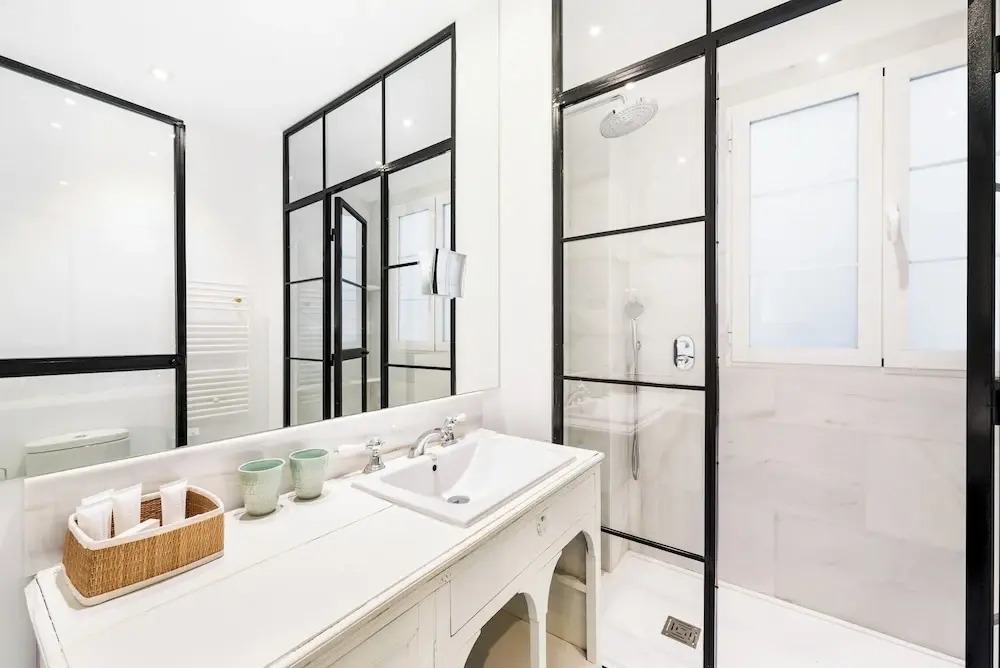 2 Bd Apartment Exclusive Location in Golden Mile Velazquez II