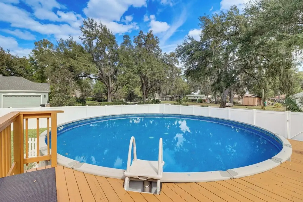 Private Pool & Lake Views: Family Home in Oxford