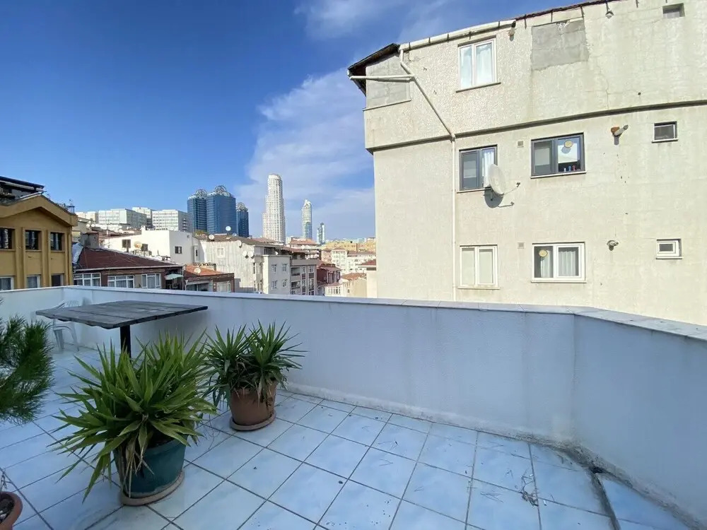 Central Flat with Balcony and Terrace in Sisli