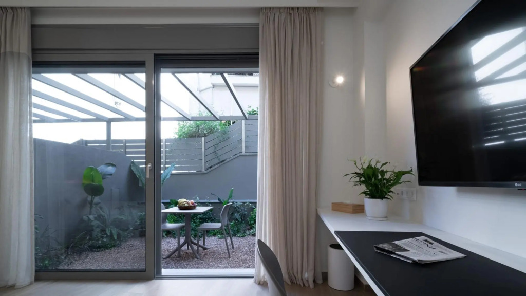 One Bedroom Apartment with Private Garden