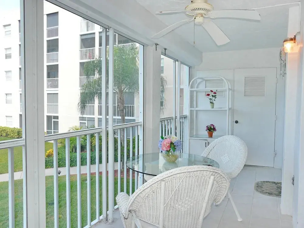 Coastal Style Condo With Pool, spa and Steps to Beach