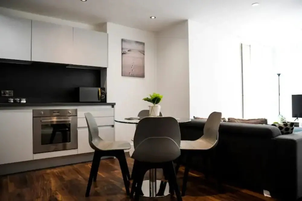 Modern 2 Bedroom Flat City Centre with Parking/Balcony