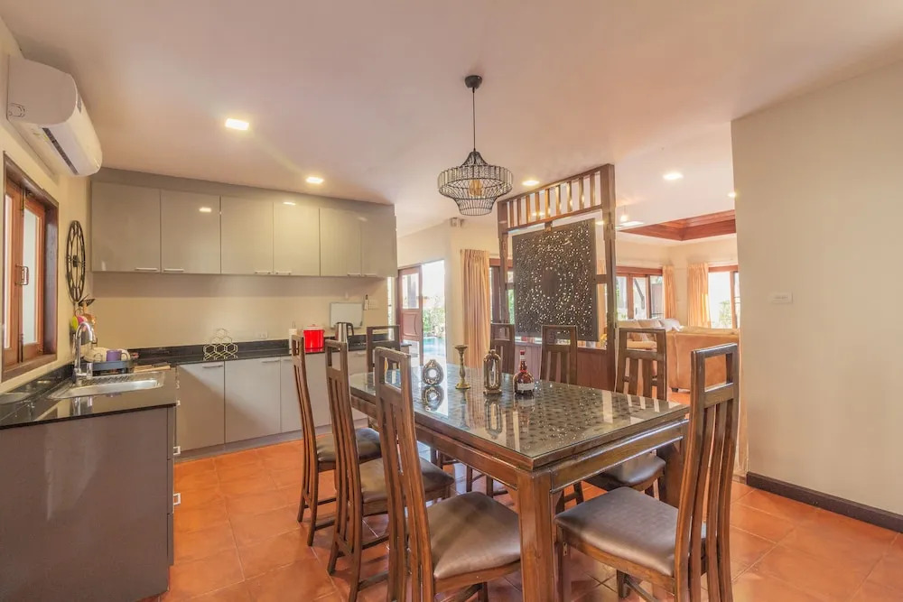 3BR Bali style PrivatePool Villa Near main road Large pool