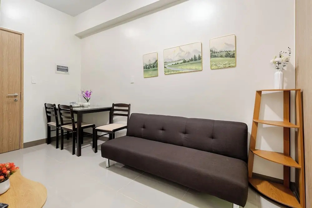 Near SM BF & Shopwise Slex Accessible 2BR for 4