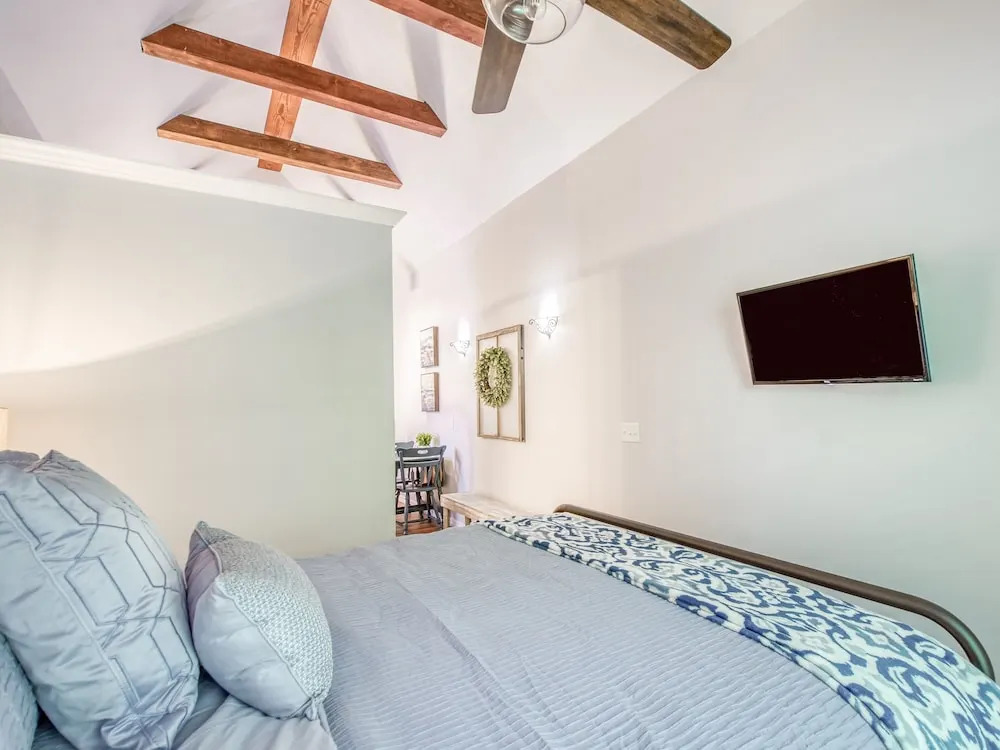 Luxe Victorian Carriage House In Historic District 1 Bedroom Home