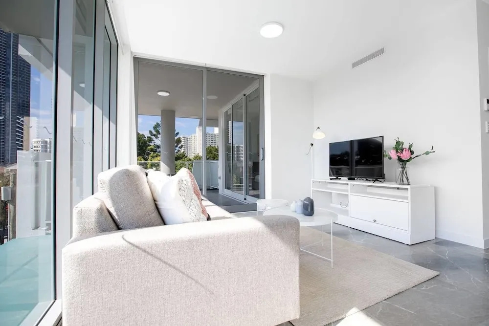 Wow Southport Apartment Near Light Rail Station