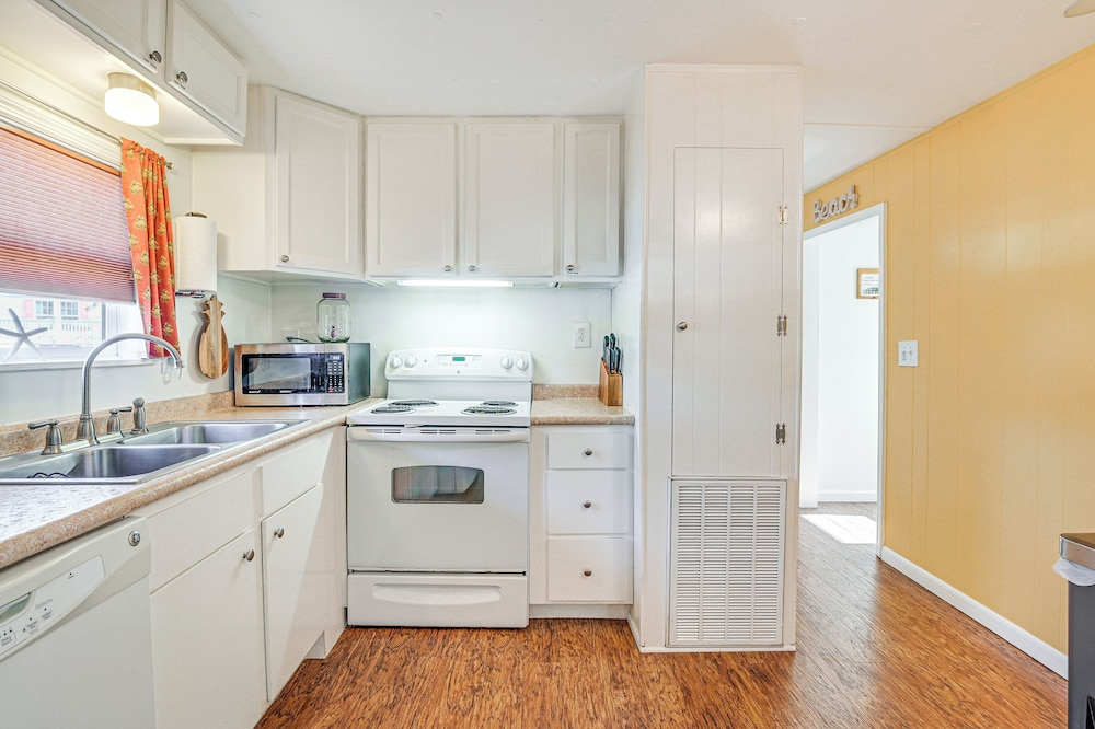 1 Mi to Surfside Beach: Coastal Cottage