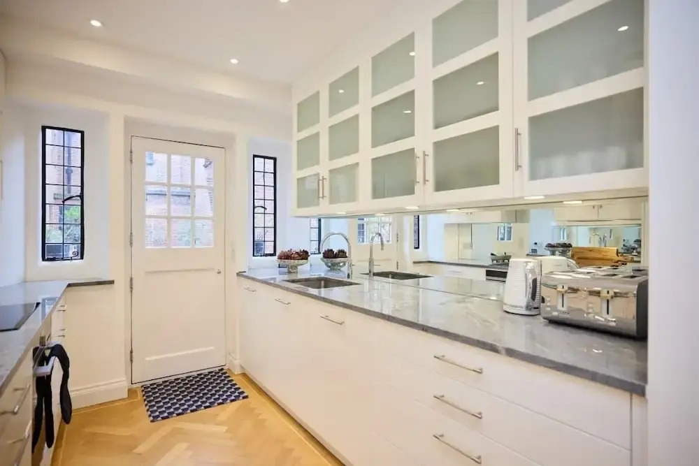 The Charm of Chelsea - Modern 4bdr With Shared Courtyard