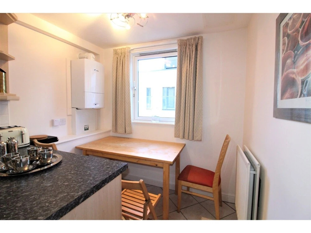 Charming 2BR Flat for 6 In Historic Old Town