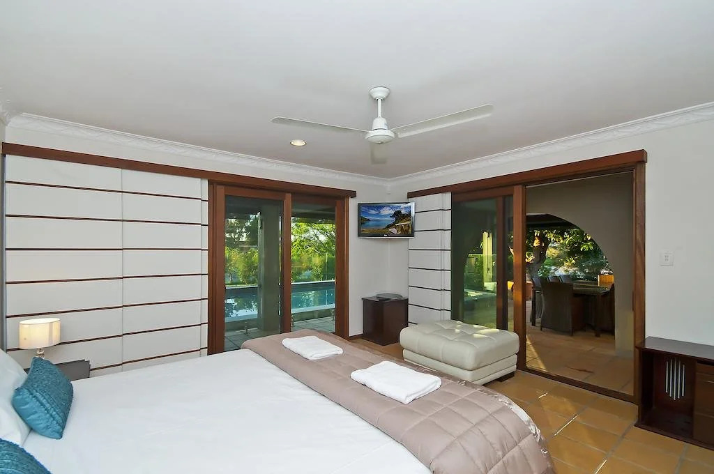 Bal Harbour Broadbeach Waters Holiday Home