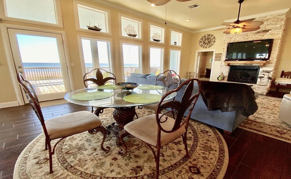 1 Driftwood 4 Bedroom Home by Redawning