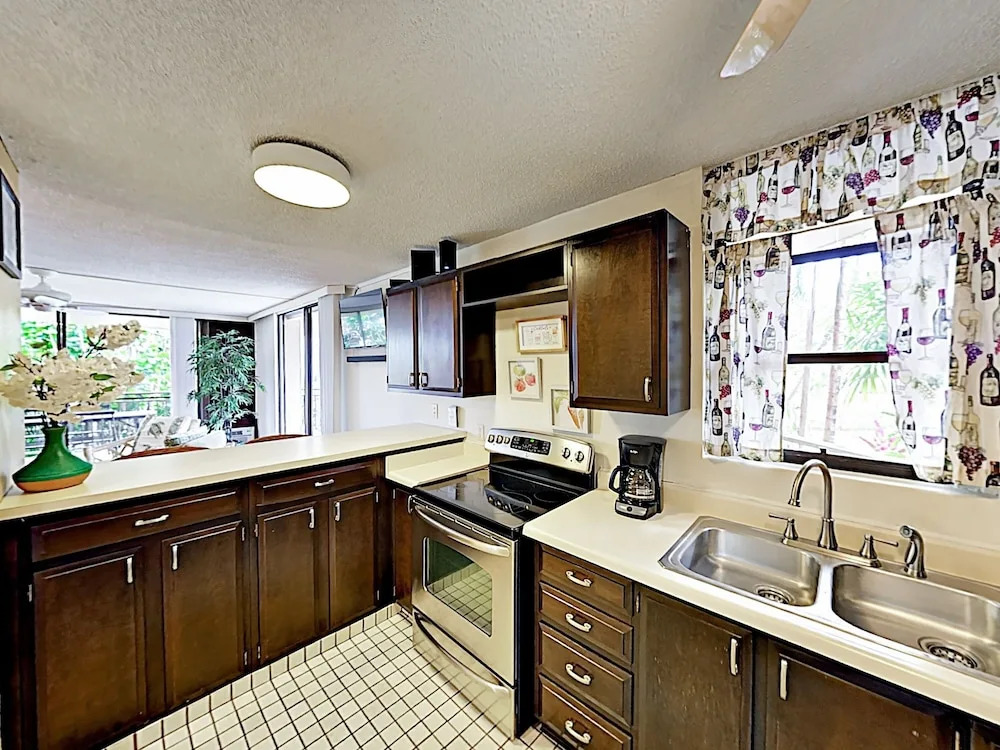 New Listing! Oceanfront W/ Resort Amenities 2 Bedroom Condo