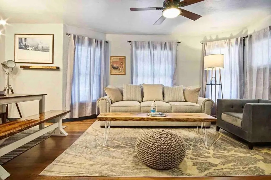 Beautiful Compact 2 Bdrm Unit Near Asian District
