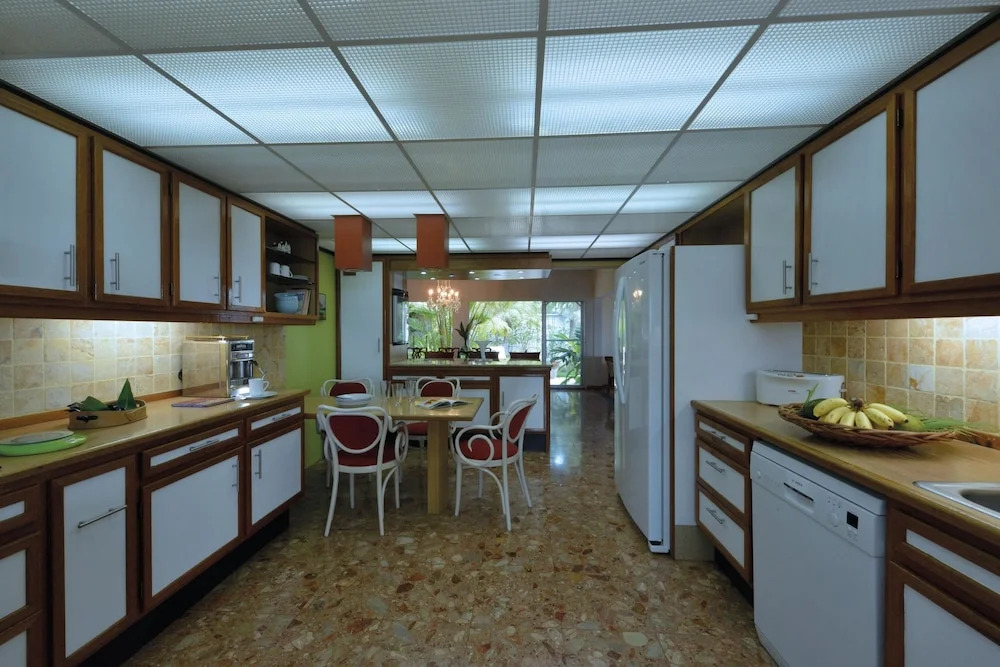 Ideal for Families, Gated Community Near Beaches, AC, Free Wifi, Concierge, Pool!