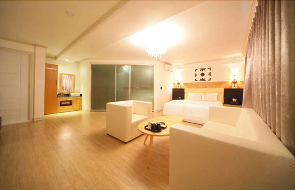 Liv Life Hotel