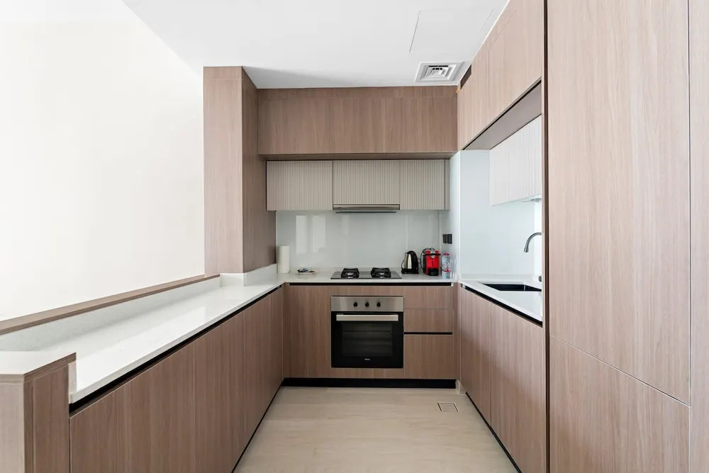 Luxurious 1 Bedroom Retreat With Pool gym and Game
