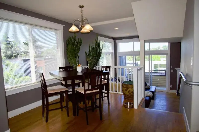 Walkable OTS Mid Century Condo-Pool