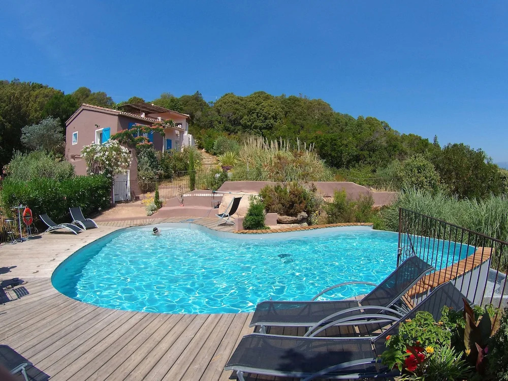 Villa et piscine privée vue mer